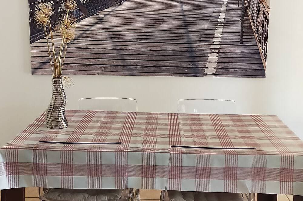 Foto 10 von 24: Grillon, in der Nähe des Château de Mme de Sévigné in \"Grignan\".
