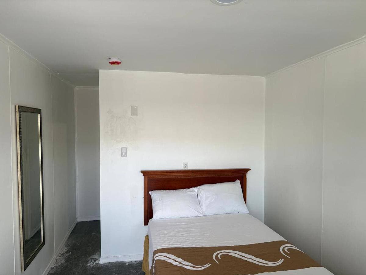 Royal Motel 1