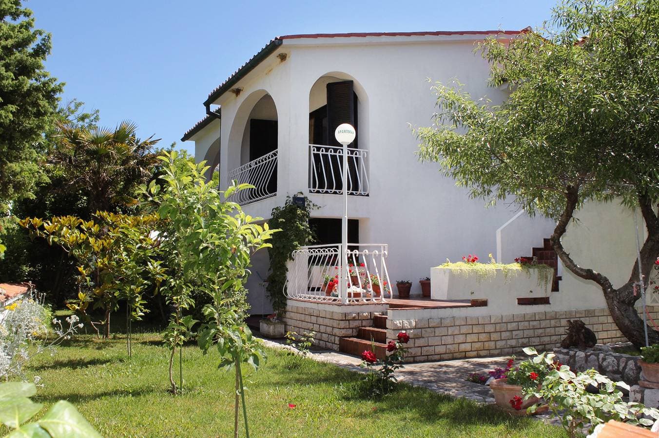 Foto 2 von 43: 2-Zimmer-Ferienwohnung mit Terrasse und Meerblick Baska, Krk -a