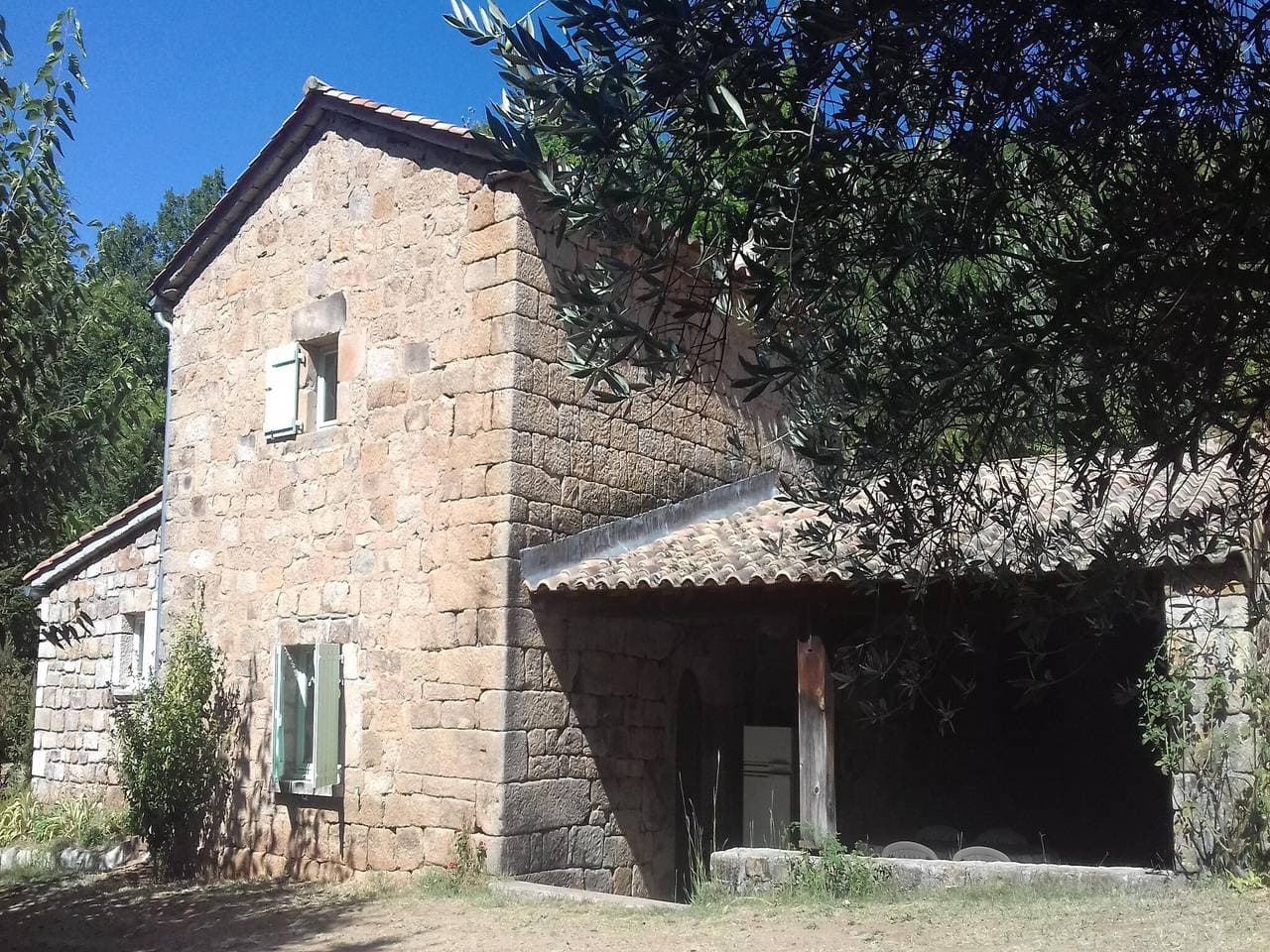 Charmantes Tiny House aus Stein mit Gemeinschaftspool, Chambonas 1