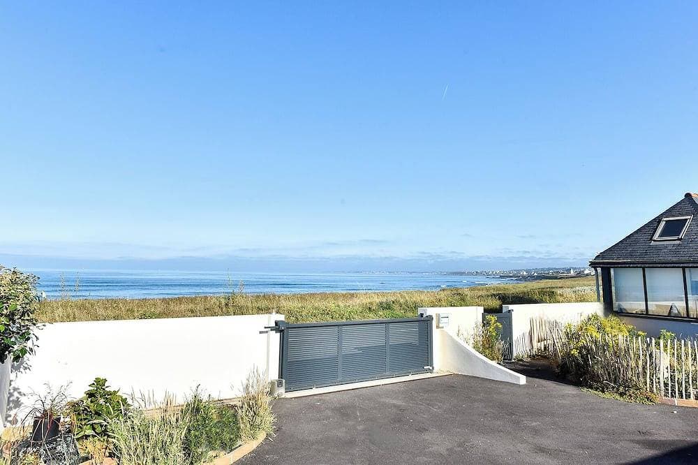 Ty Mouss' Tiny House with Ocean View in Plozévet 1