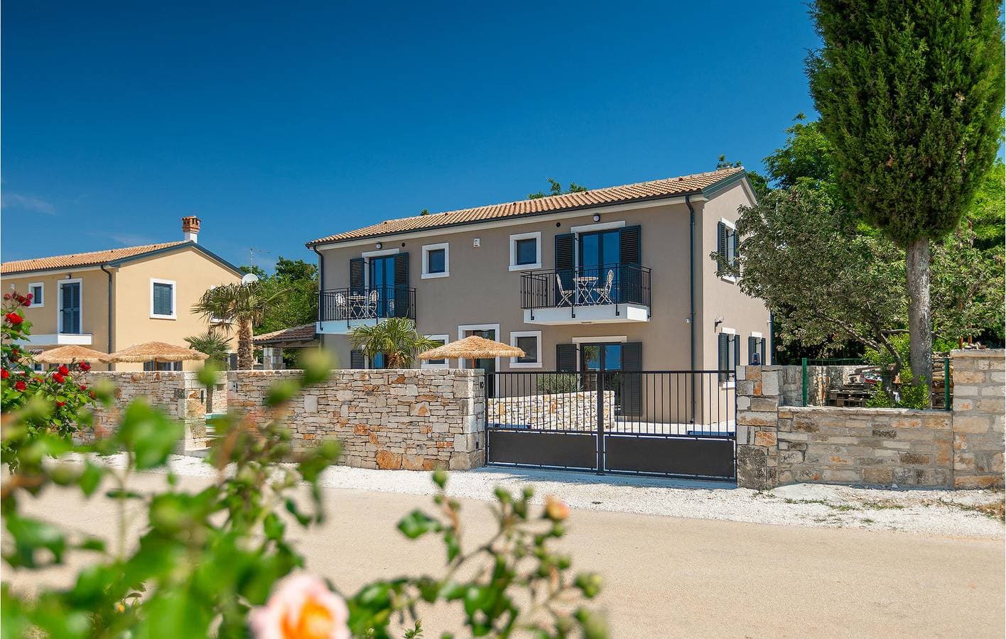 Foto 2 von 60: Charmante 2-Zimmer-Wohnung mit Pool und Garage – WLAN und Klimaanlage inklusive!