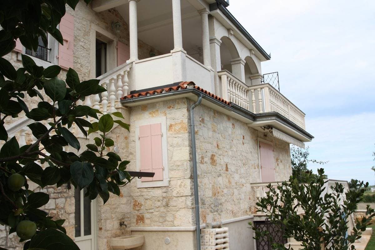 Foto 3 von 27: Apartment Marija Kastelir mit Balkon und Gartenblick