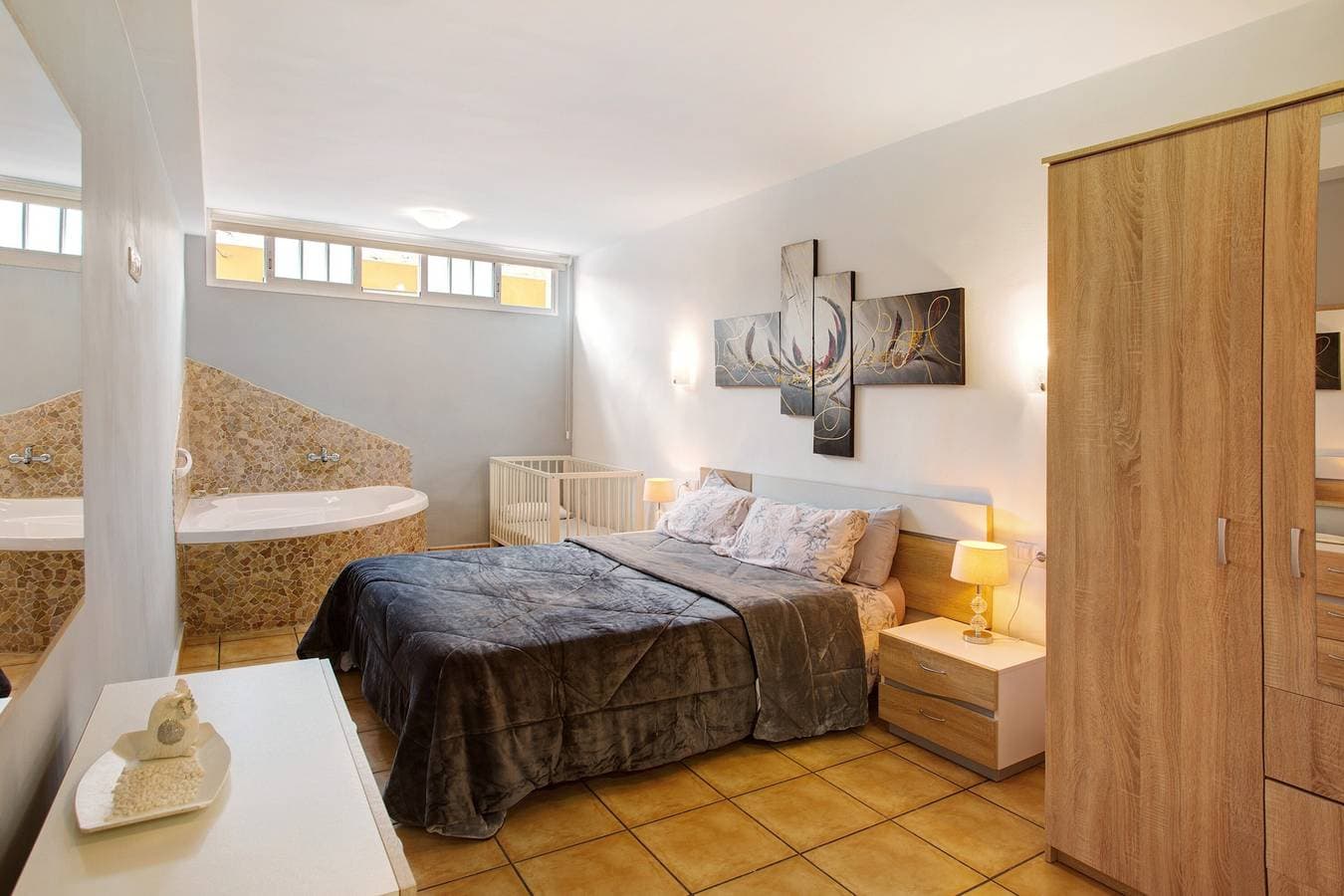 Foto 11 von 20: Ferienwohnung 'Montemar 1' mit Meerblick, Gemeinschaftspool und WLAN