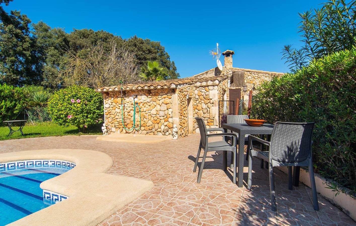 Foto 5 von 38: Búger Oase: Charmante Wohnung mit Pool und Terrasse