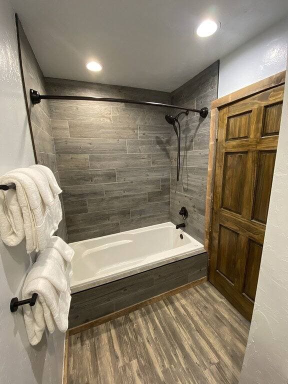 Foto 2 von 11: Fall Trailside Hotel 102: Sleeps 2, 1Br 1Ba Grill Laurel Highlands