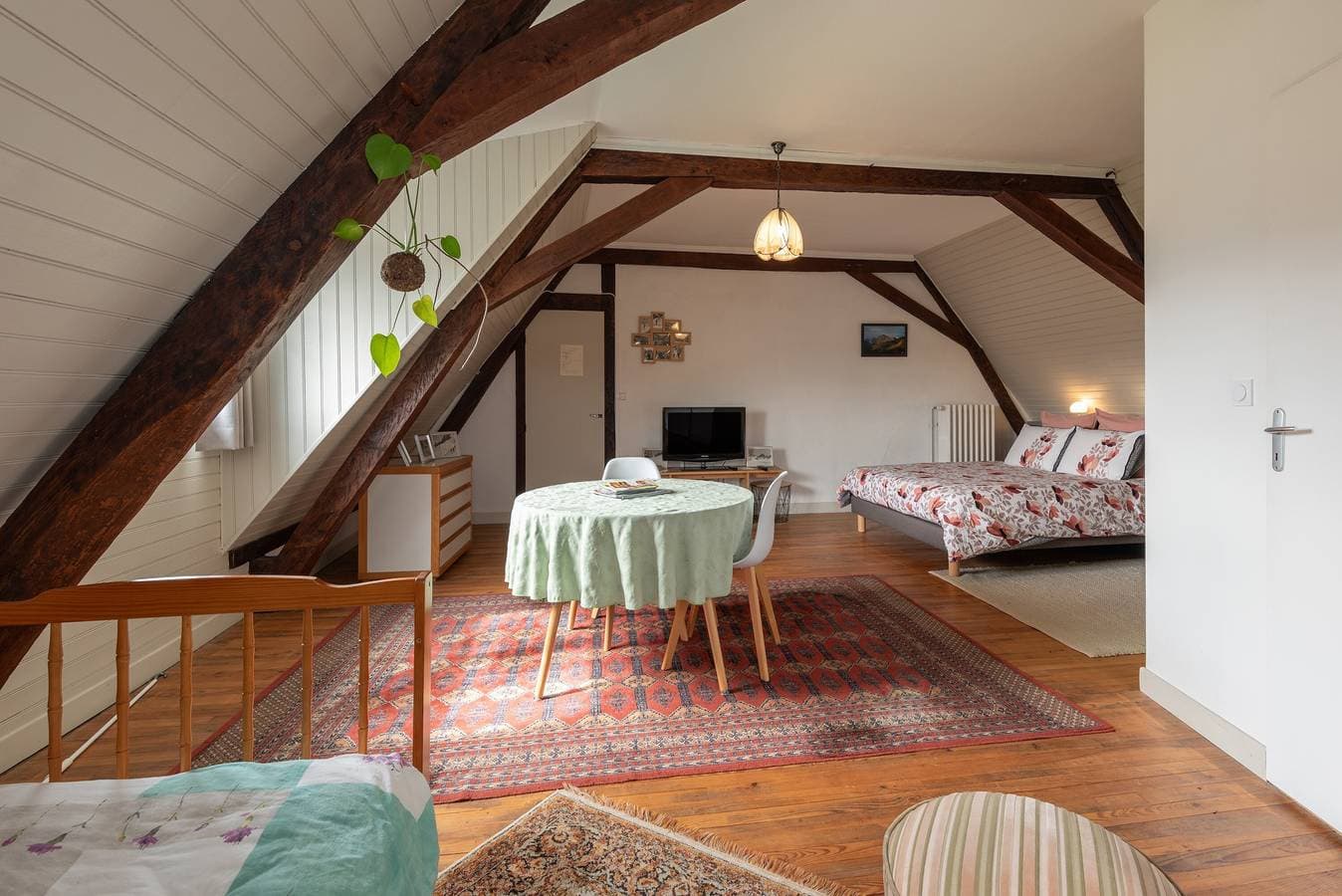 Foto 6 von 26: Gästezimmer 'Chambre Marie-Jo' mit Bergblick, gemeinsamer Terrasse und WLAN