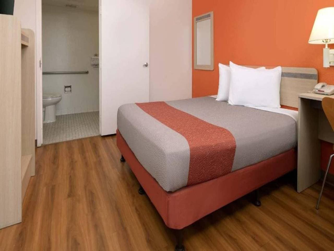 Foto 7 von 34: Geräumiges Zimmer mit 1 Queensize-Bett | Barrierefreie Dusche