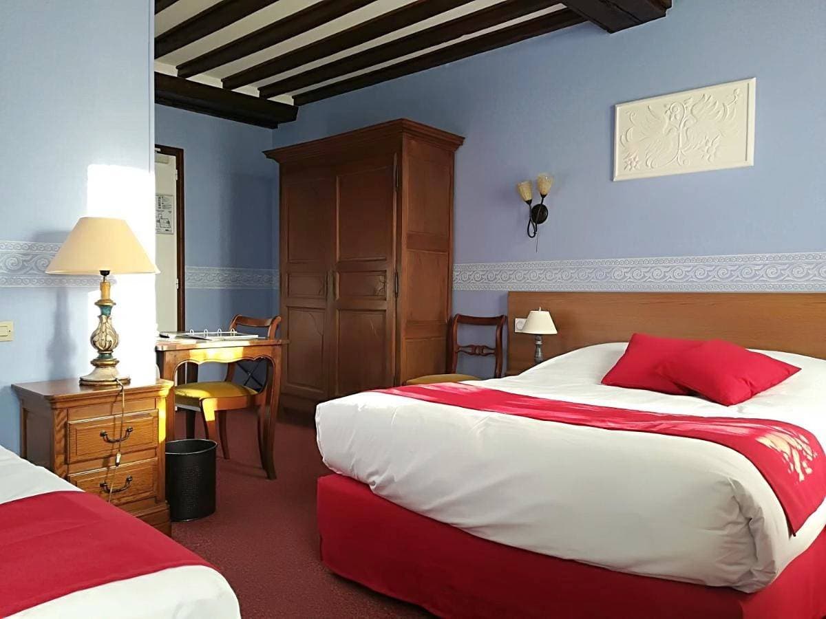 Hostellerie Saint Martin- Logis Hôtel et Restaurant 1