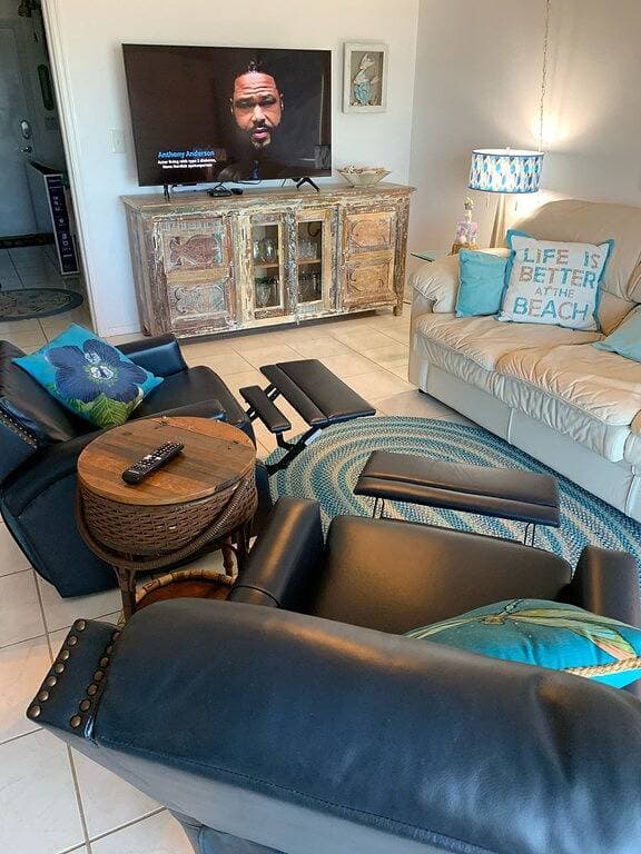 Foto 5 von 45: Direct Oceanfront 1/1 king first floor, oceanfront Patio, pool beach steps away.