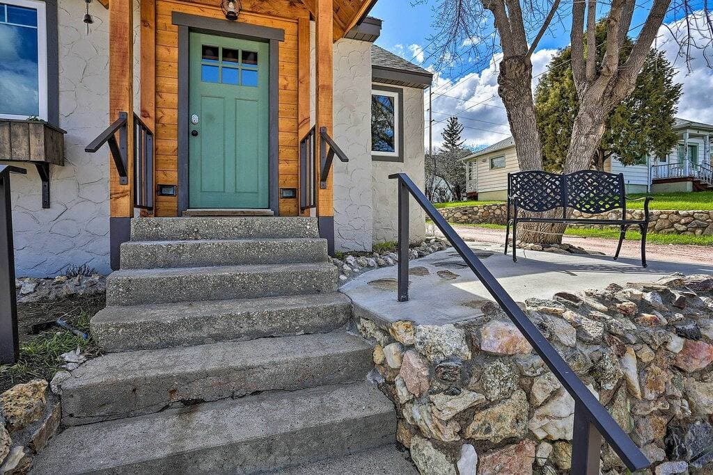 Foto 7 von 33: Cozy Custer Cottage w Deck: Walk to Shops & Food!