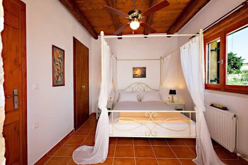 Foto 2 von 19: Rural Stone Villa with private pool and mountain views near local sandy beaches!
