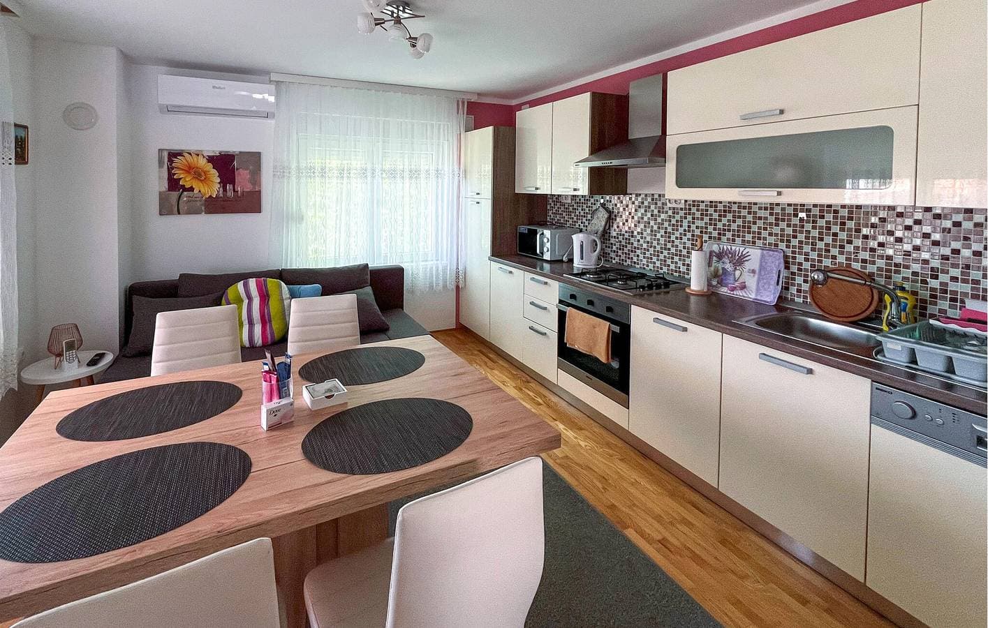 Foto 4 von 30: Modernes Apartment mit Terrasse, WLAN und Parkplatz in der Nähe der Küste und des Stadtzentrums