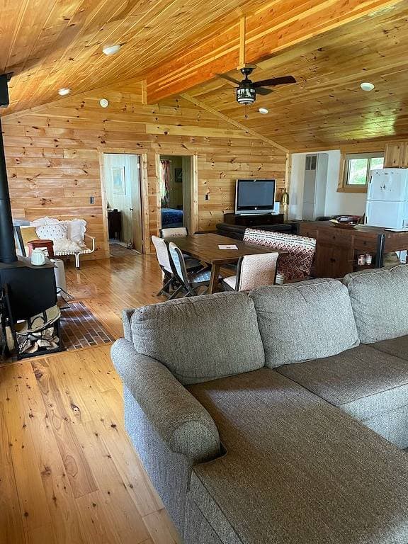 Foto 4 von 22: Lake Front North Shore Cottage.