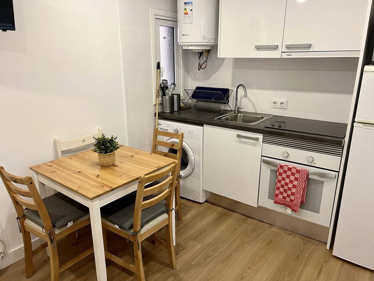 Foto 2 von 12: Modernes Apartment mit AC, WiFi & Küche 400m vom Stadtzentrum entfernt