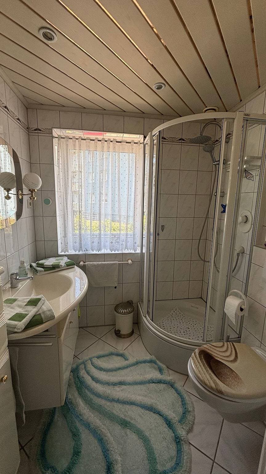 Foto 4 von 11: Ferienwohnung 'Emely' mit weitläufigem Meerblick und Balkon