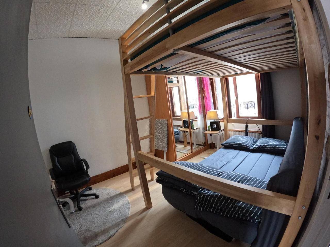 Foto 6 von 7: Family Room with Shared Bathroom
