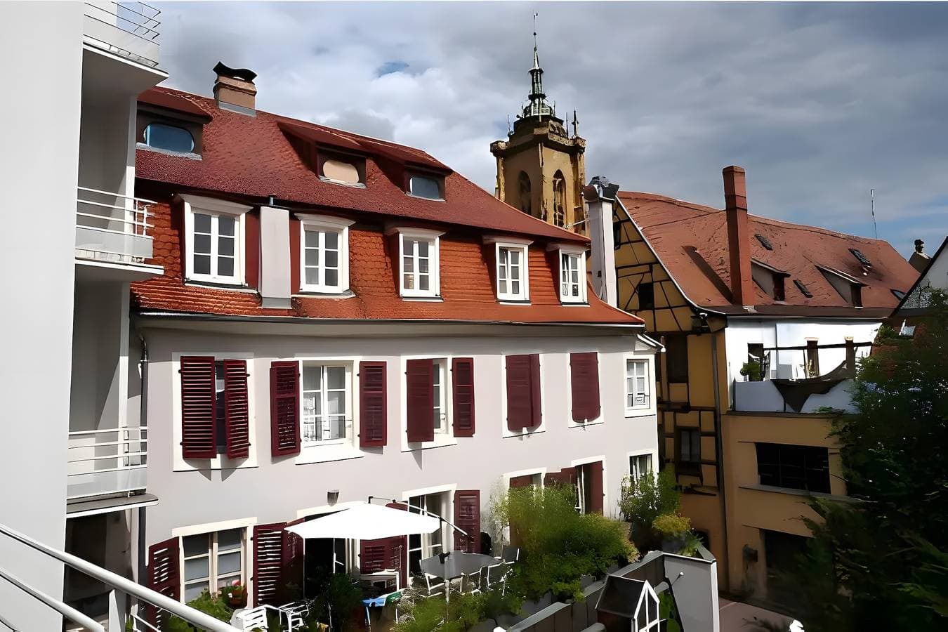 Foto 4 von 28: Gästezimmer „Cour Du Weinhof – Zimmer Hansi“ mit gemeinsamer Terrasse und WLAN