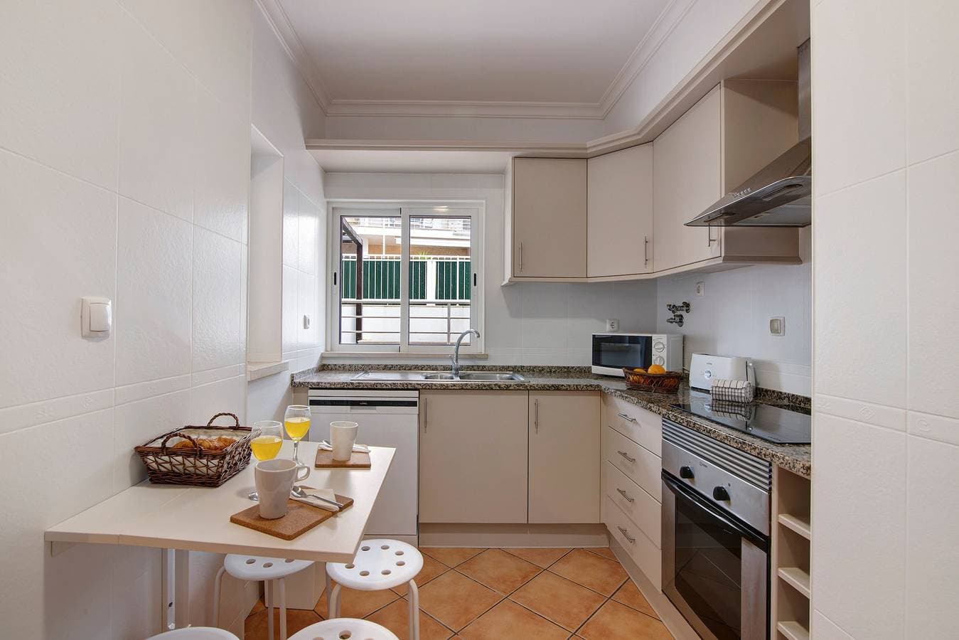 Foto 6 von 24: Ferienwohnung "T2 D Apt Amendoeira" mit Gemeinschaftspool, 2 Balkonen & WLAN