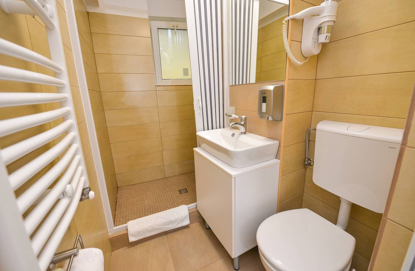 Foto 9 von 18: Elegance Studio – Cismigiu-Gärten – Flachbildfernseher – kostenloses WLAN – Pano