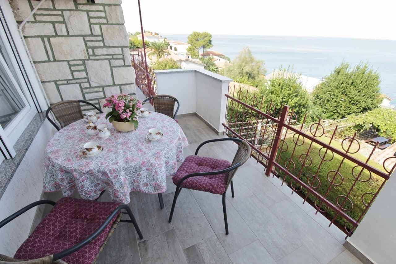 Foto 3 von 29: Ferienwohnung mit Balkon und Meerblick
