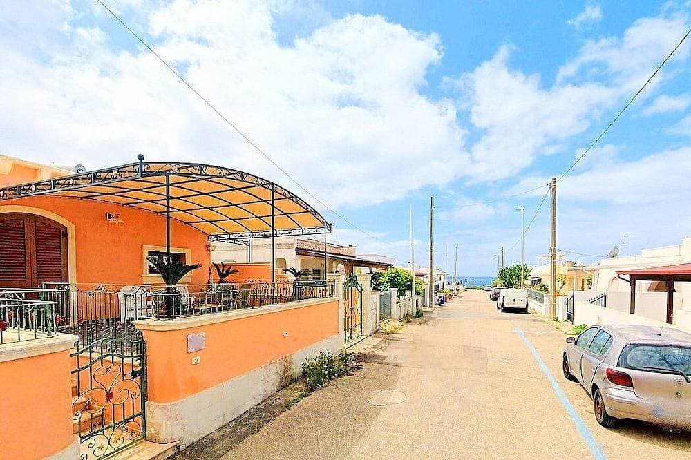 Casa Ria A: A welcoming two-story apartment that is part of a villa situated at a short distance fro... 1