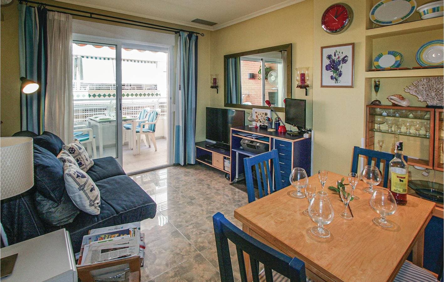 Foto 2 von 17: Appartement am Meer mit Terrasse und AC, 1,5 km zum Strand