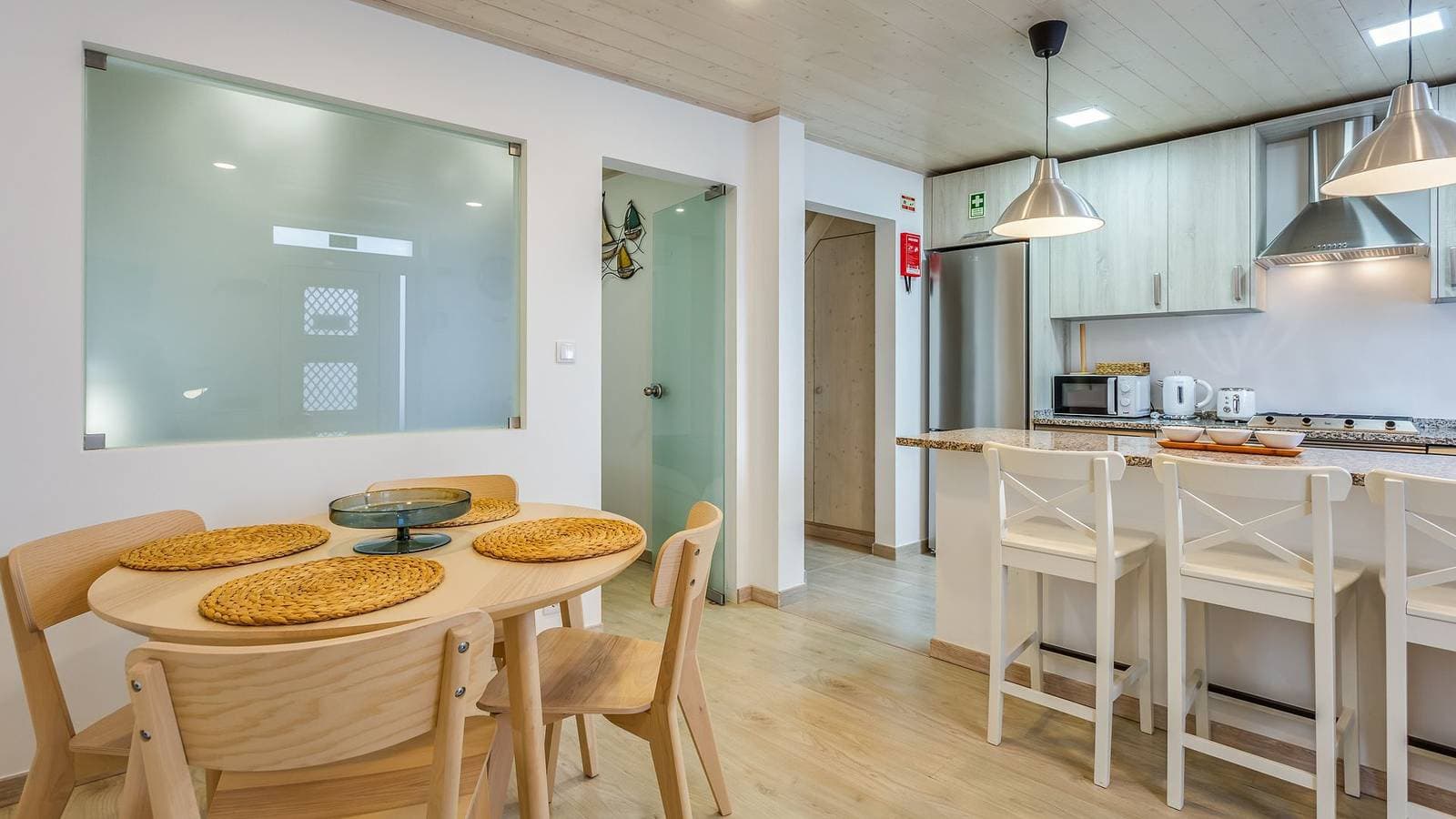 Foto 3 von 21: Glamorous Duplex w/ Patio & BBQ by LovelyStay