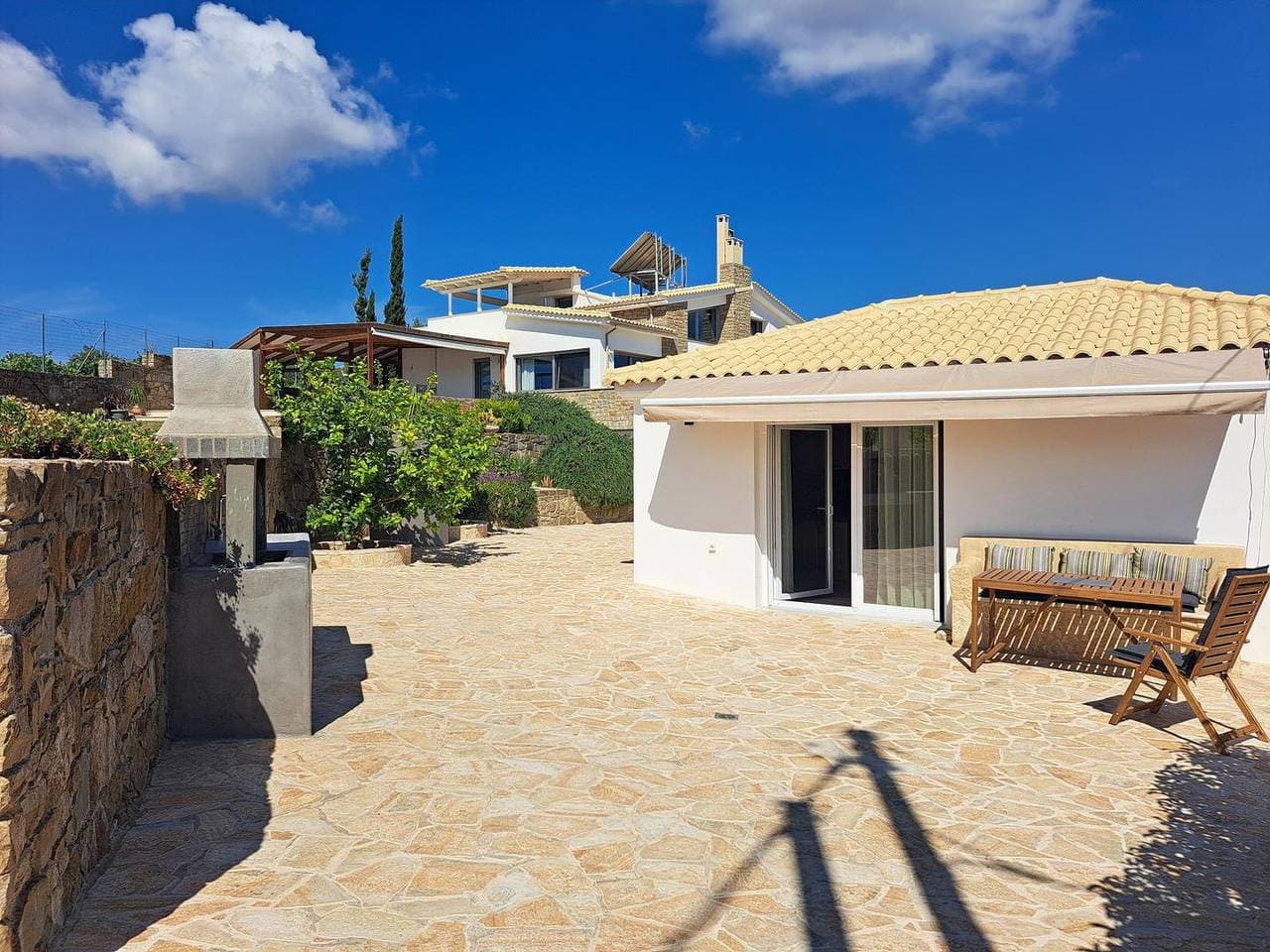 Assini Spitaki 1