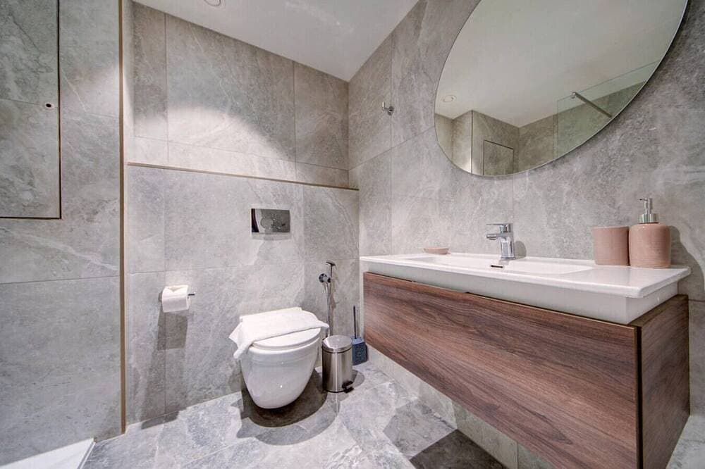 Foto 8 von 30: The Official Mercury Suite With Pool & Strong WIFI