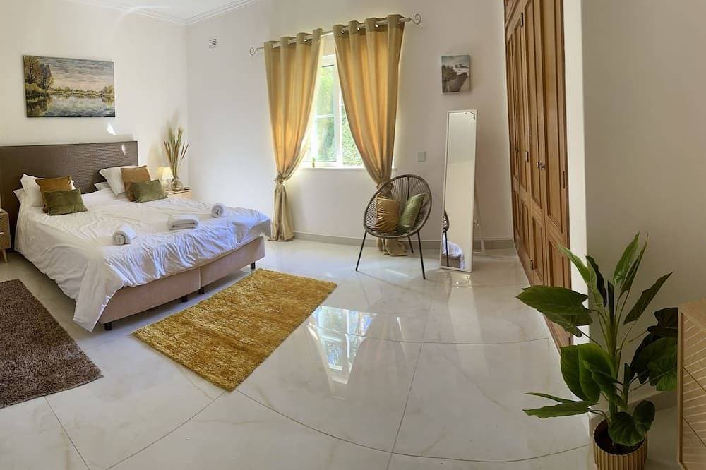 Foto 2 von 30: Luxusvilla auf eigenem Grundstück, 4 Schlafzimmer, 4 Badezimmer mit beheiztem Pool