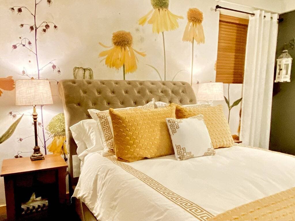 Foto 2 von 28: Charming & Inviting Railtown Suite - Walk Überall!