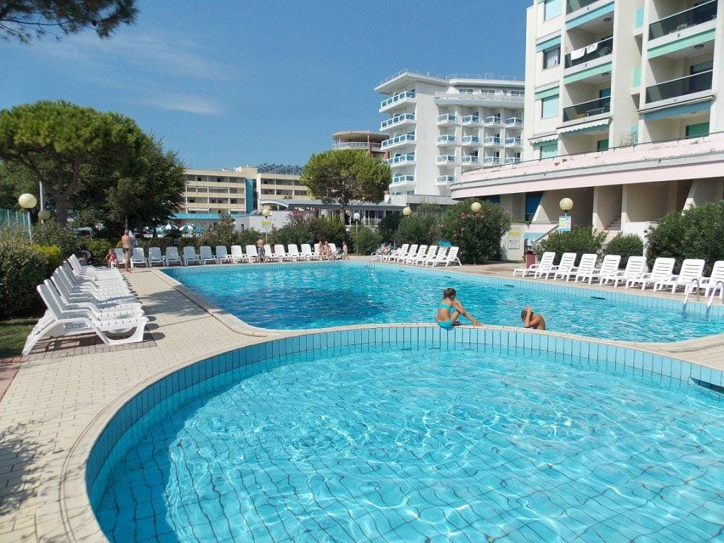 Foto 2 von 21: Familienresidenz direkt am Strand mit Pool