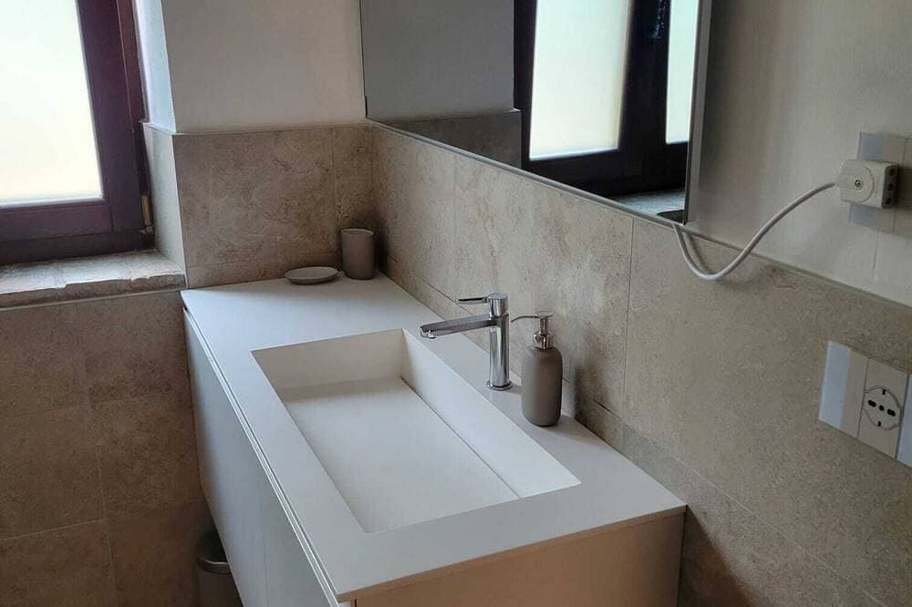 Foto 7 von 27: Beautifully renovated, modern, 1 bedroom apartment with swimming pool