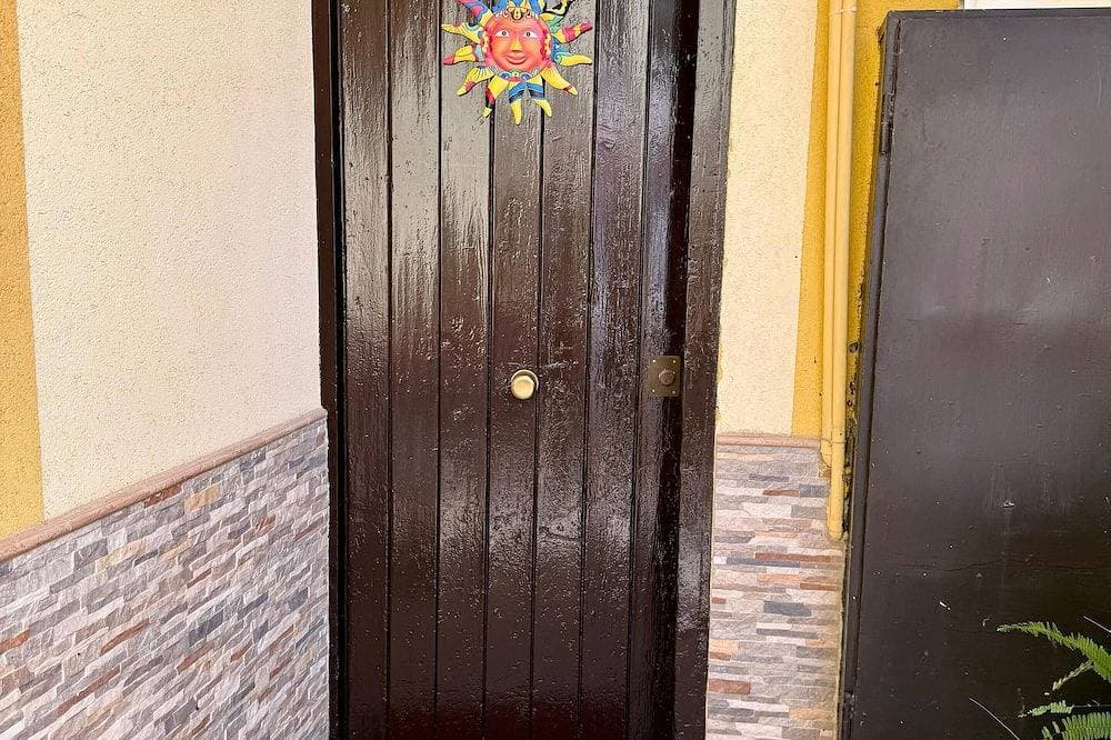 Foto 8 von 13: Small Brazil Home 1 minute from metro stop and 5 minutes from the beach