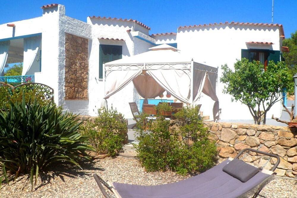 Casa Niperu in der Landschaft ein paar Meter von den Stränden von Cala Ginepro 1