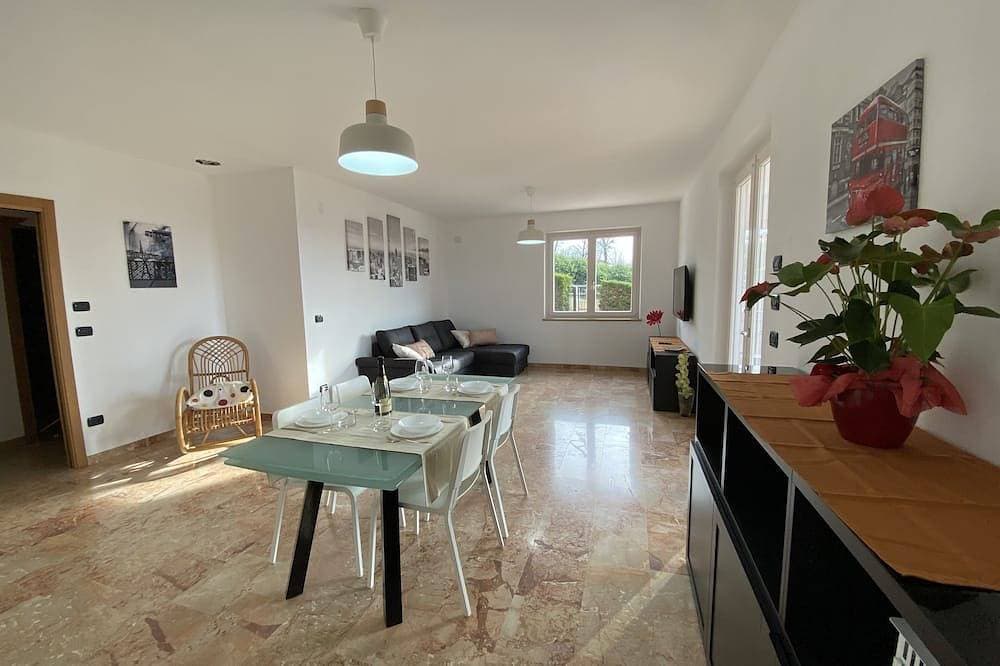 Foto 13 von 30: Villa mit großer Terrasse mit Blick auf den See