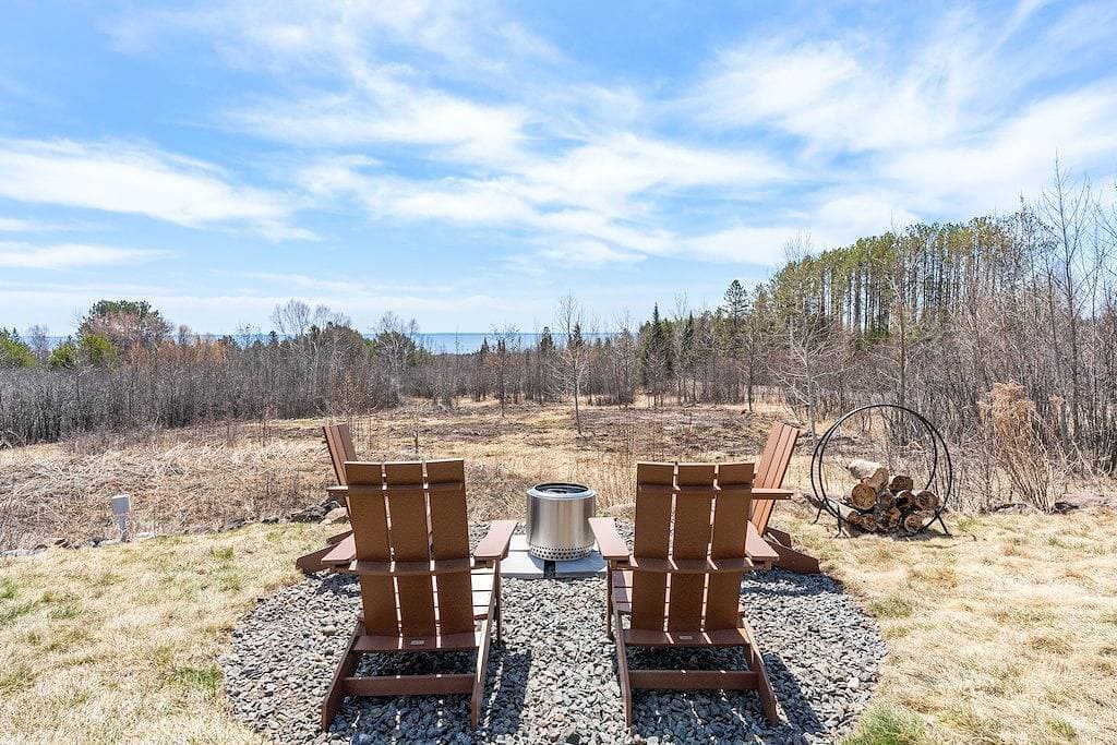Foto 13 von 25: Freshly Remodeled Cabin w/ stunning Lake Views