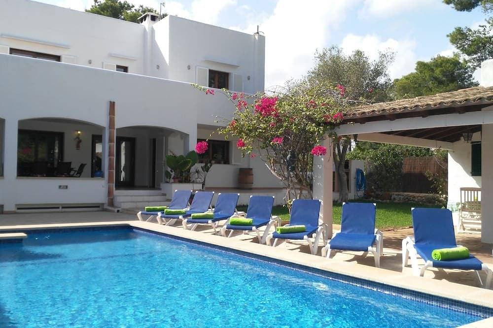 Villa in the old centre with private pool, A/C, one minute walk to the beach. 1