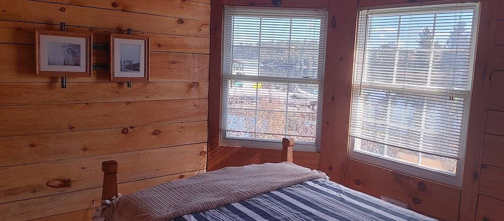 Foto 11 von 23: Clean Romantic Cabin<br>Lakeside Sauna/Tub and Fire Pit