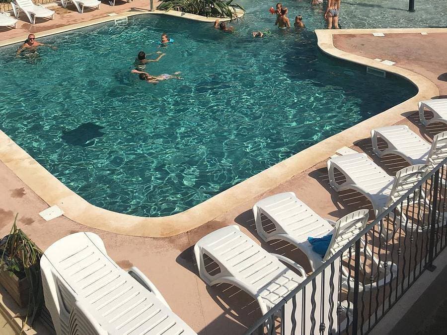 Foto 6 von 42: Camping Lou Cabasson - Chalet 2 personen - la Favière - überdachte Terrasse