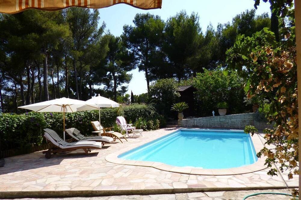 Garden-level studio with pool facing the Giens peninsula, close to beaches 1