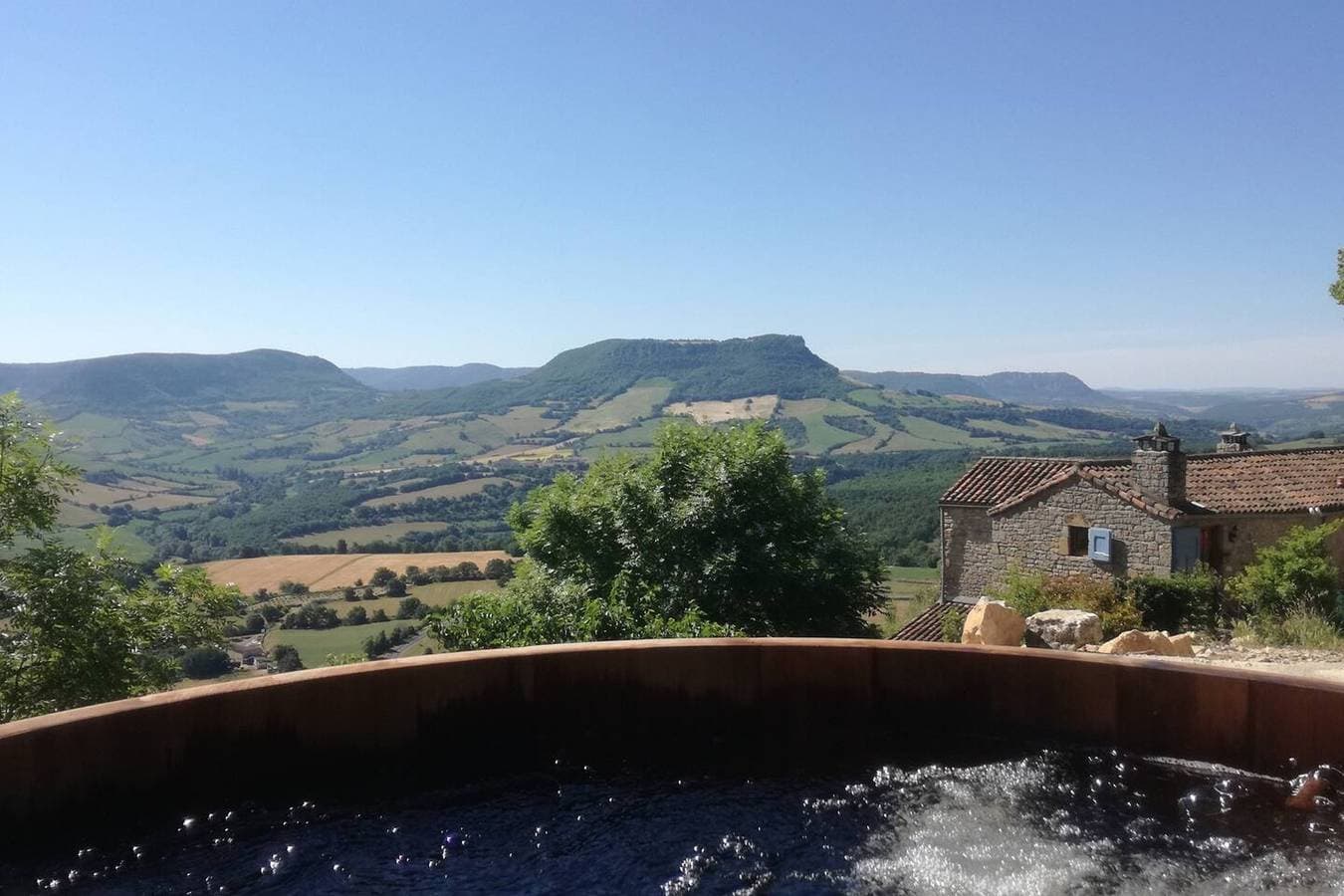 Foto 9 von 16: Charmantes Haus in Saint-Georges-de-Luzençon mit Jacuzzi