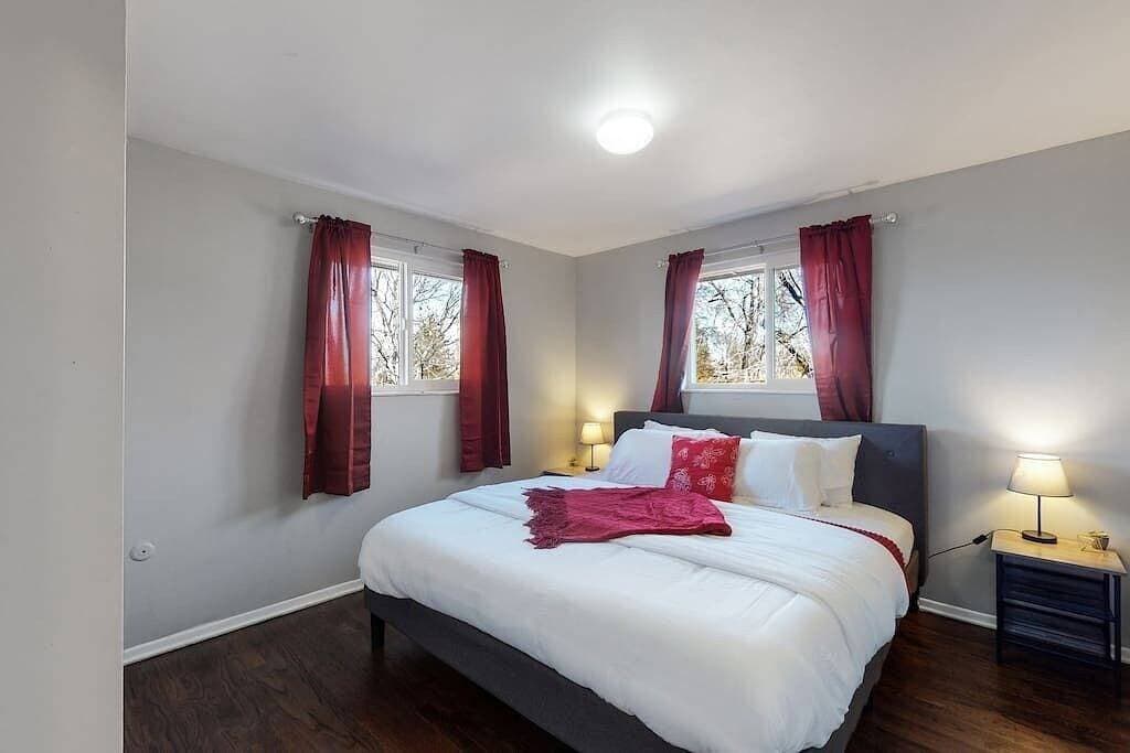 Foto 5 von 25: Expansive Centennial Home with Spacious Yard & Parking