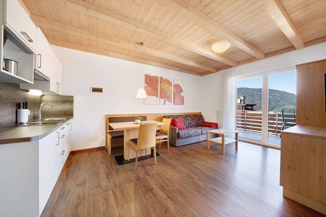 Foto 10 von 17: Ferienwohnung 'Nelkenstein Sommer' mit Bergblick, Gemeinschaftspool und WLAN