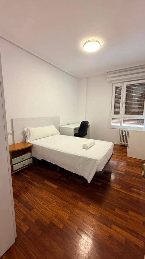 Foto 4 von 18: Four-Bedroom Apartment with Balcony