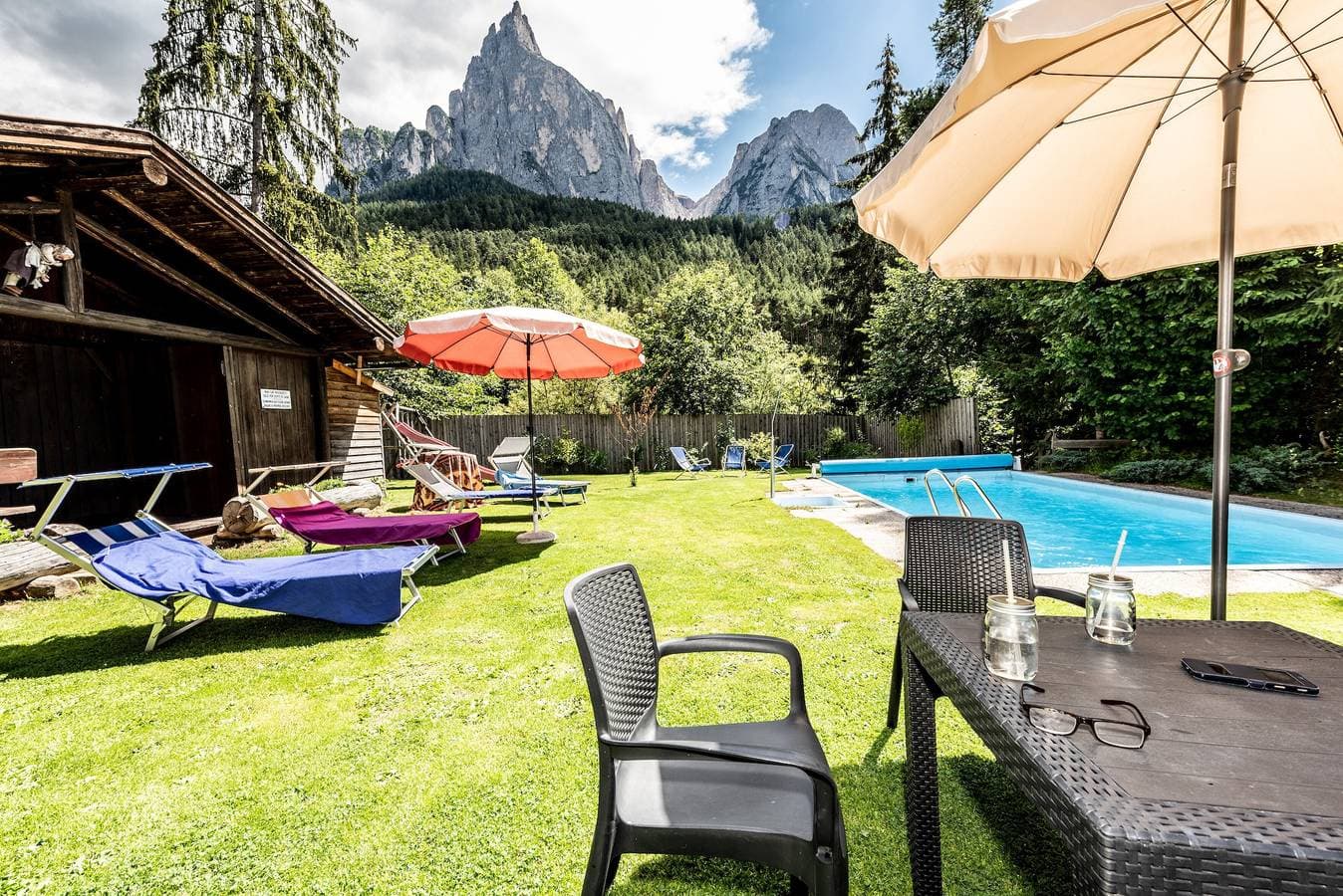 Foto 11 von 26: Ferienwohnung "Bergfrieden 2 B" mit Bergblick, Pool, WLAN, Terrasse & Garten