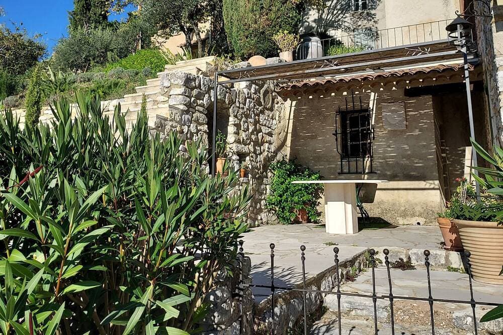 Foto 8 von 20: Steinhaus mit Terrasse und Garten mit Blick auf den See