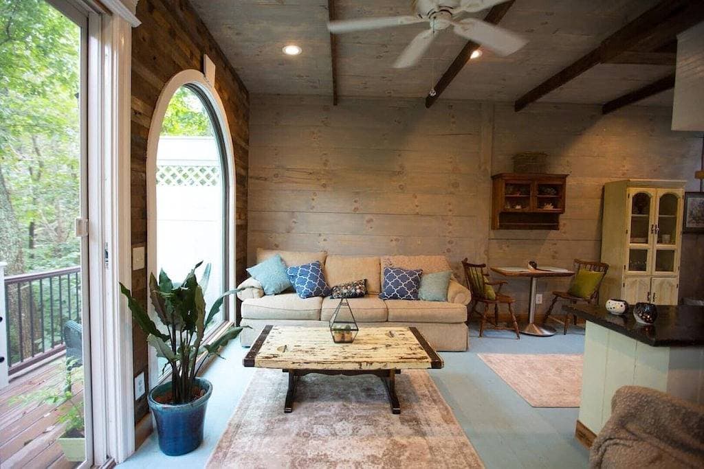 Foto 10 von 19: Tranquil Treehouse Cottage, King Bed, River View
