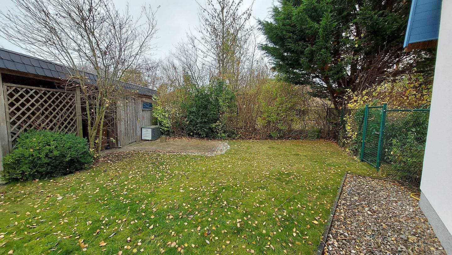 Foto 13 von 21: Ferienwohnung Uhlenhuus: Reetdachromantik mit Gartenterrasse & Carport